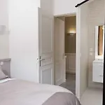 Sasha's Place 68m3 Centre Moderne Bed & Breakfast 4*