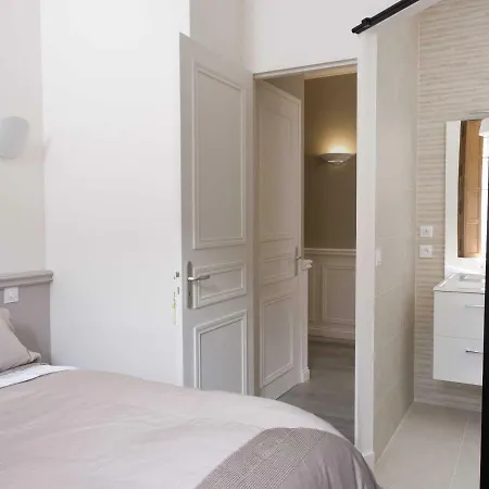 Sasha's Place 68m3 Centre Moderne 住宿加早餐酒店 4*